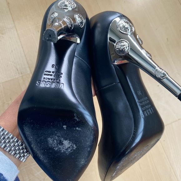 Versace versus pumps - Picture 3 of 3